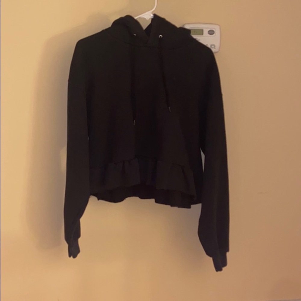 Lee Cropped Black Ruffled Sweatshirt